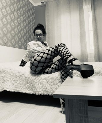 В моей компании ты окунешься в мир наслаждения и релаксации. Мои услуги включают классический и эротический массаж, пикантные игры и фантазии. Я умею расслабить и возбудить тебя одновременно. Предлагаю незабываемые эмоции и исполнение твоих самых сокровенных желаний. Гарантирую полную конфиденциальность. Живу в Москве и с удовольствием приму тебя у себя в уютной обстановке. Фото и отзывы проверены, ты точно не пожалеешь. 💋💫🌃 13225, 32 года